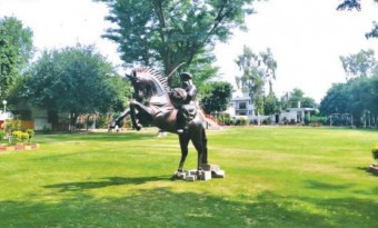 Unique expression of love of fans, statue of “Ertugrul Ghazi” installed in Lahore