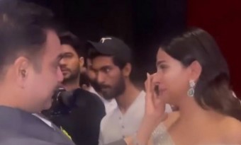 Video of Saba Qamar Crying During the Premiere of 'kamli' Goes Viral