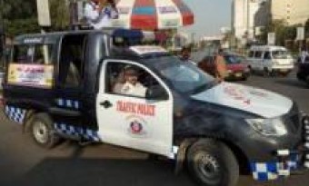 Violence against traffic police officer in Karachi